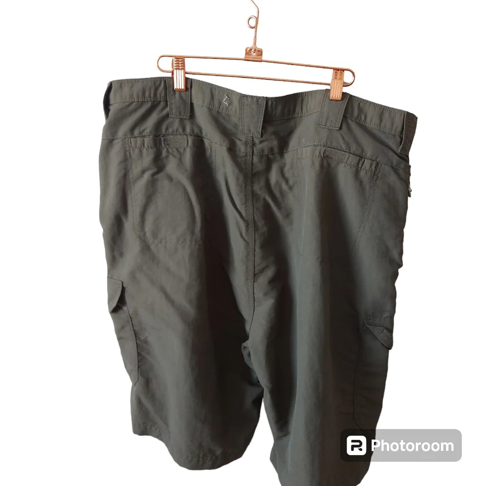 *Wranglers Olive Green Cargo Nylon Outdoor Men's Flat Front Shorts. Size 42